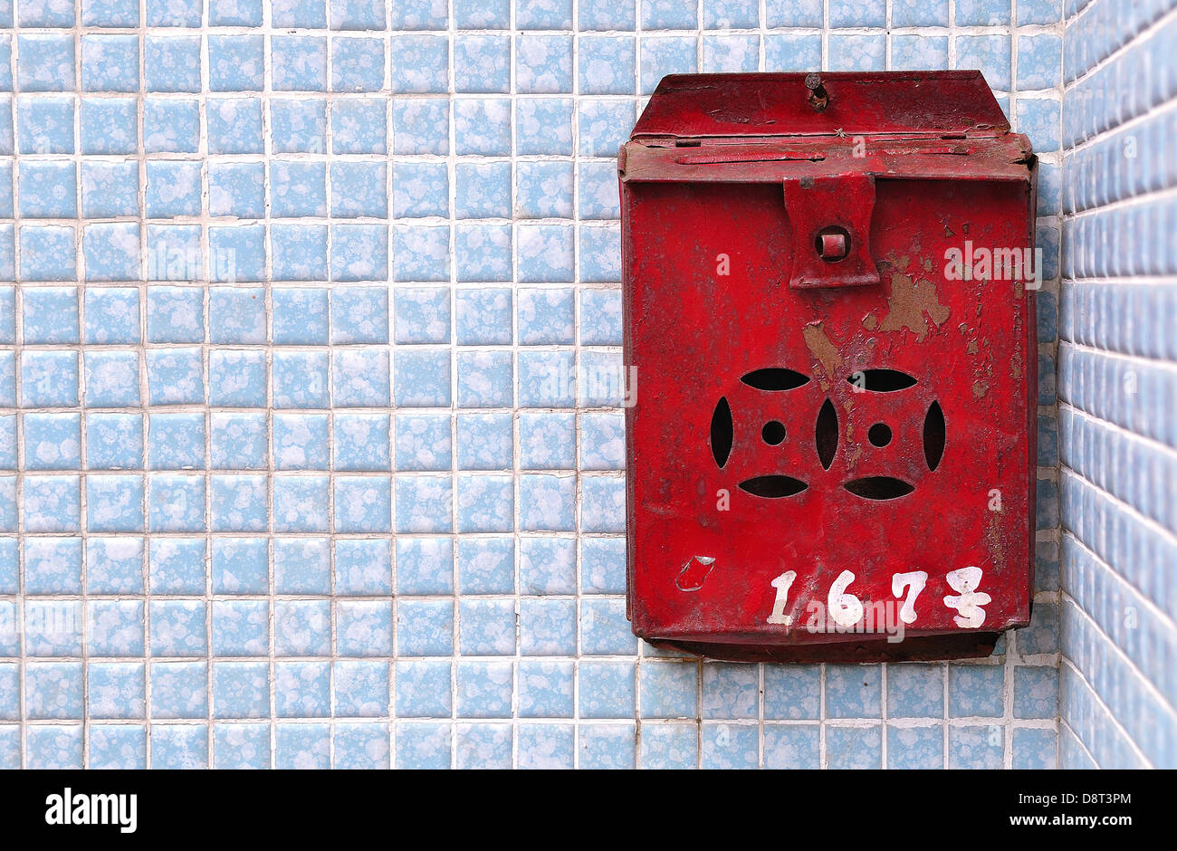 Rostige chinesischen Briefkasten auf einem blau gekachelte Wand, Tai O-Dorf, Hong Kong Stockfoto