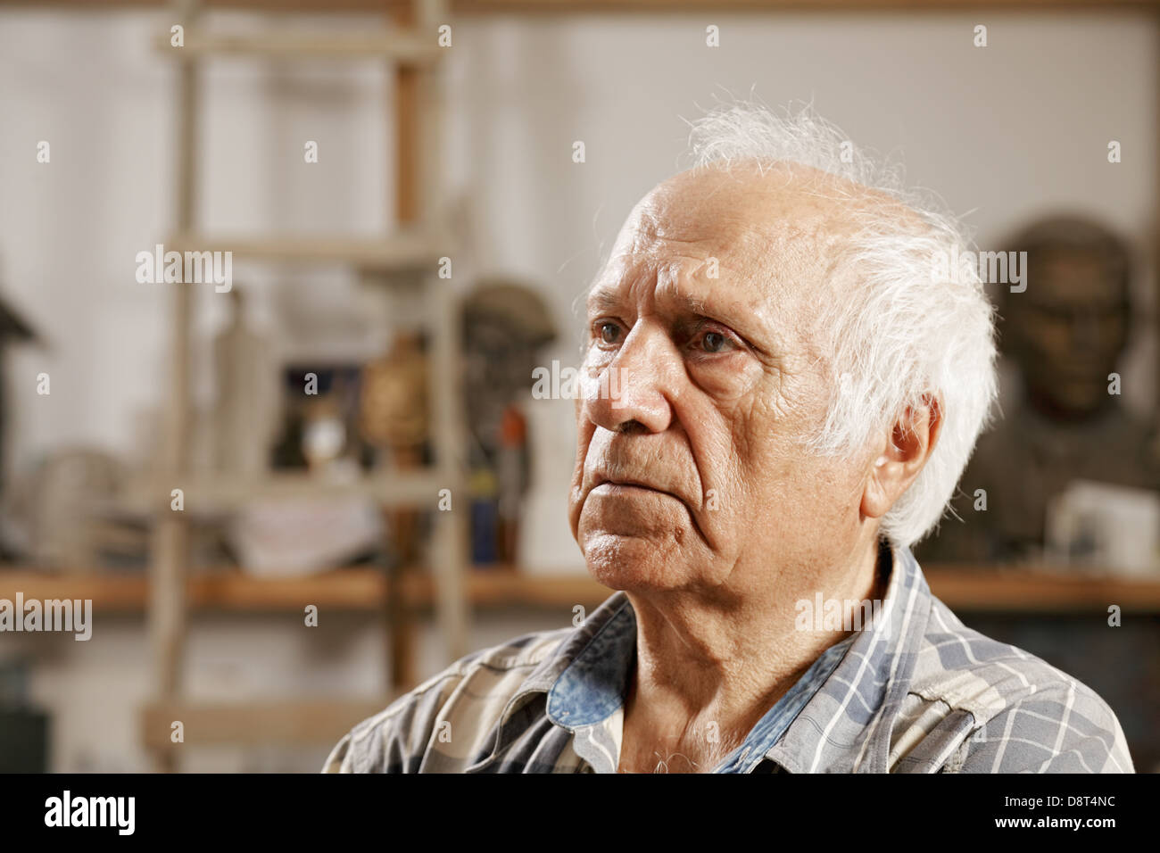 Älterer Mann in Bildhauer-Werkstatt Stockfoto