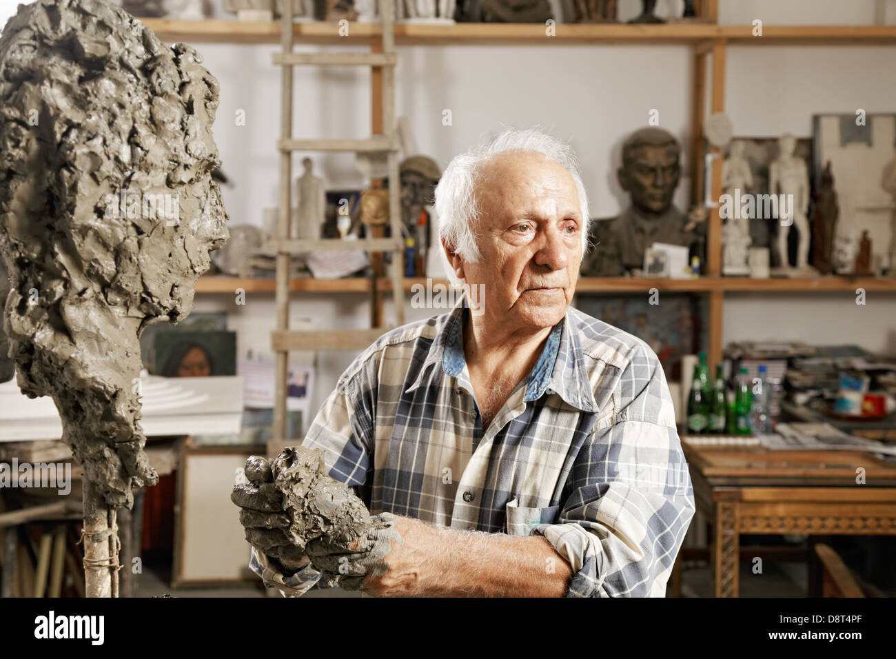 Bildhauer knetet Ton Stockfoto