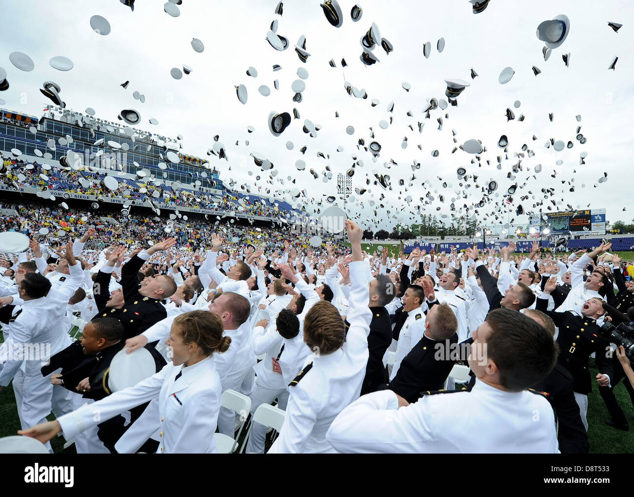 Neu feiern Offiziere ihren neuen Positionen durch deren Midshipmen Abdeckungen in die Luft zu werfen, als Teil der Vereinigten Staaten Stockfoto