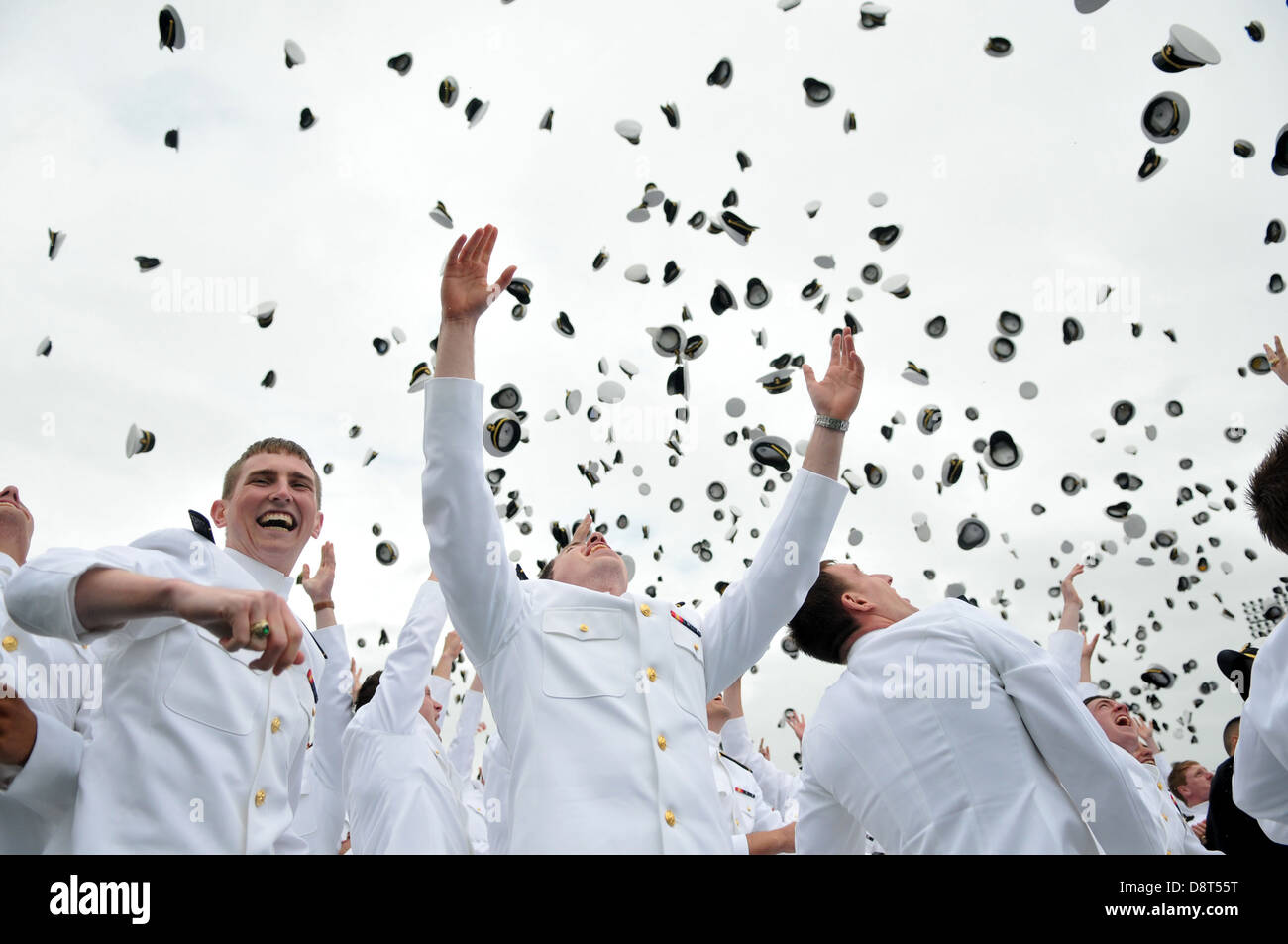 ANNAPOLIS, MD. (24. Mai 2013) United States Naval Academy Absolventen werfen ihre Bezüge nach der Klasse der 2013 Graduierung und Inbetriebnahme Zeremonie. Die Akademie Schloss 841 Fähnriche und 206 Marinekorps 2. Leutnants an Navy Marine Corps Memorial Stadium. Stockfoto