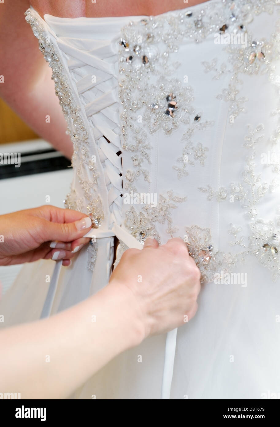 Bräute verkleiden am Hochzeitstag befestigt Stockfoto