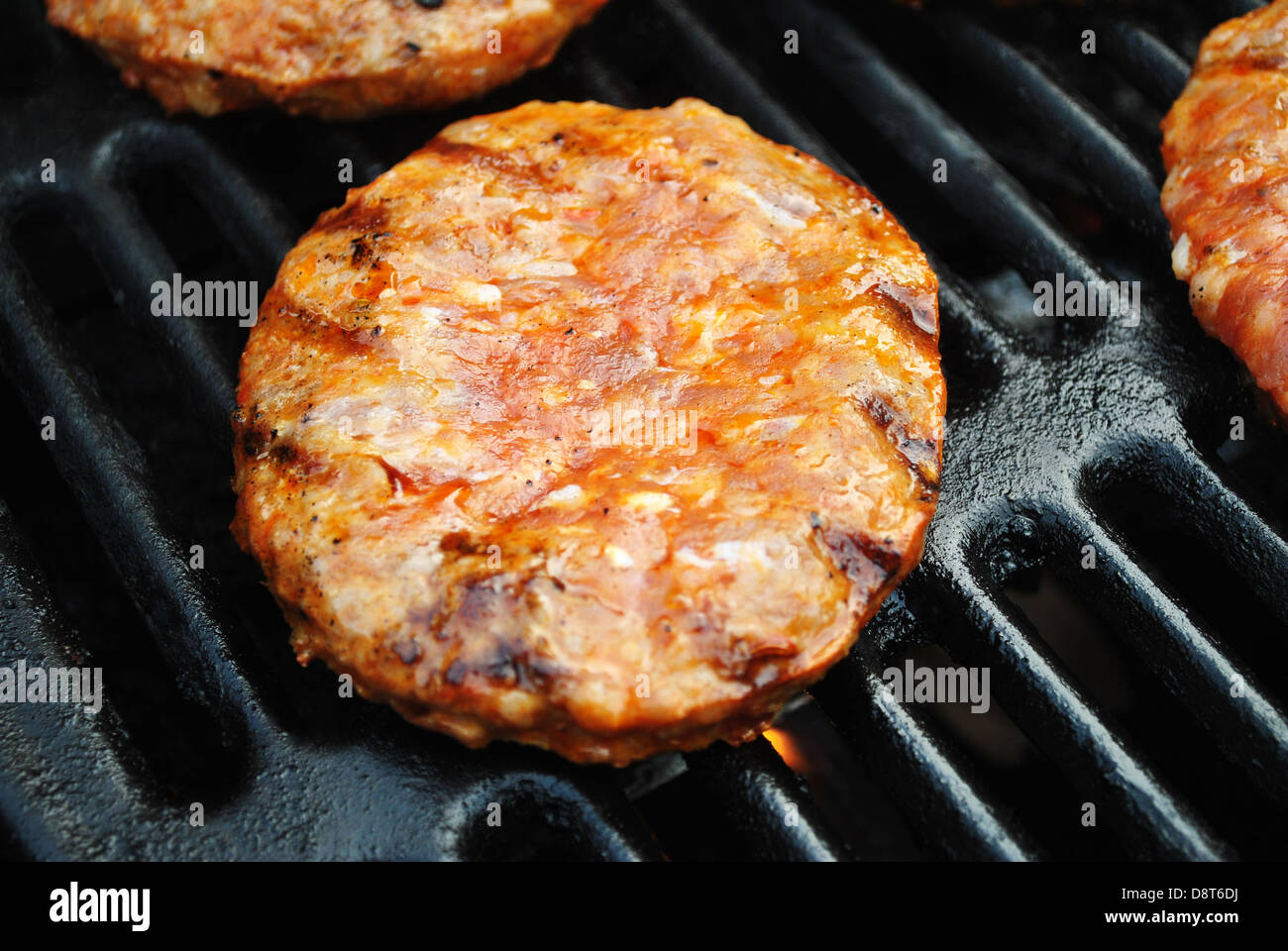 Fetthaltige Wurst Patty Kochen auf einem Sommer-Grill Stockfoto