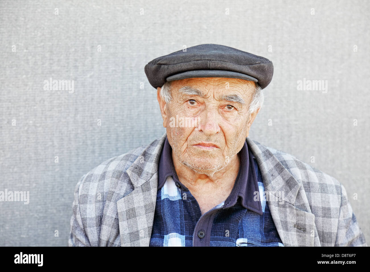 Ältere Mann im karierten Jacke und Mütze Stockfoto