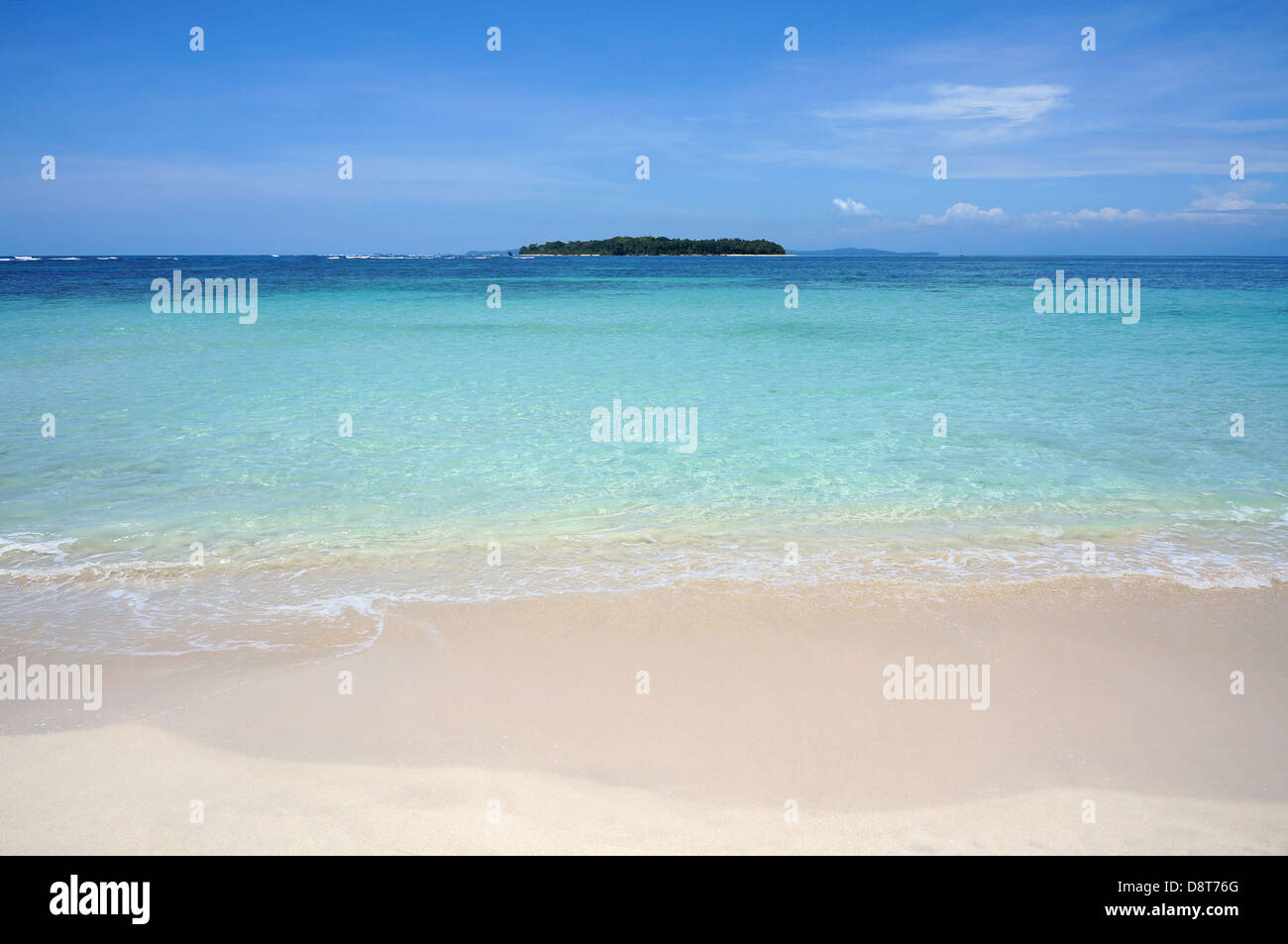 Tropischen Sandstrand Strand mit türkisblauem Wasser und eine Insel am Horizont, dem Karibischen Meer Stockfoto
