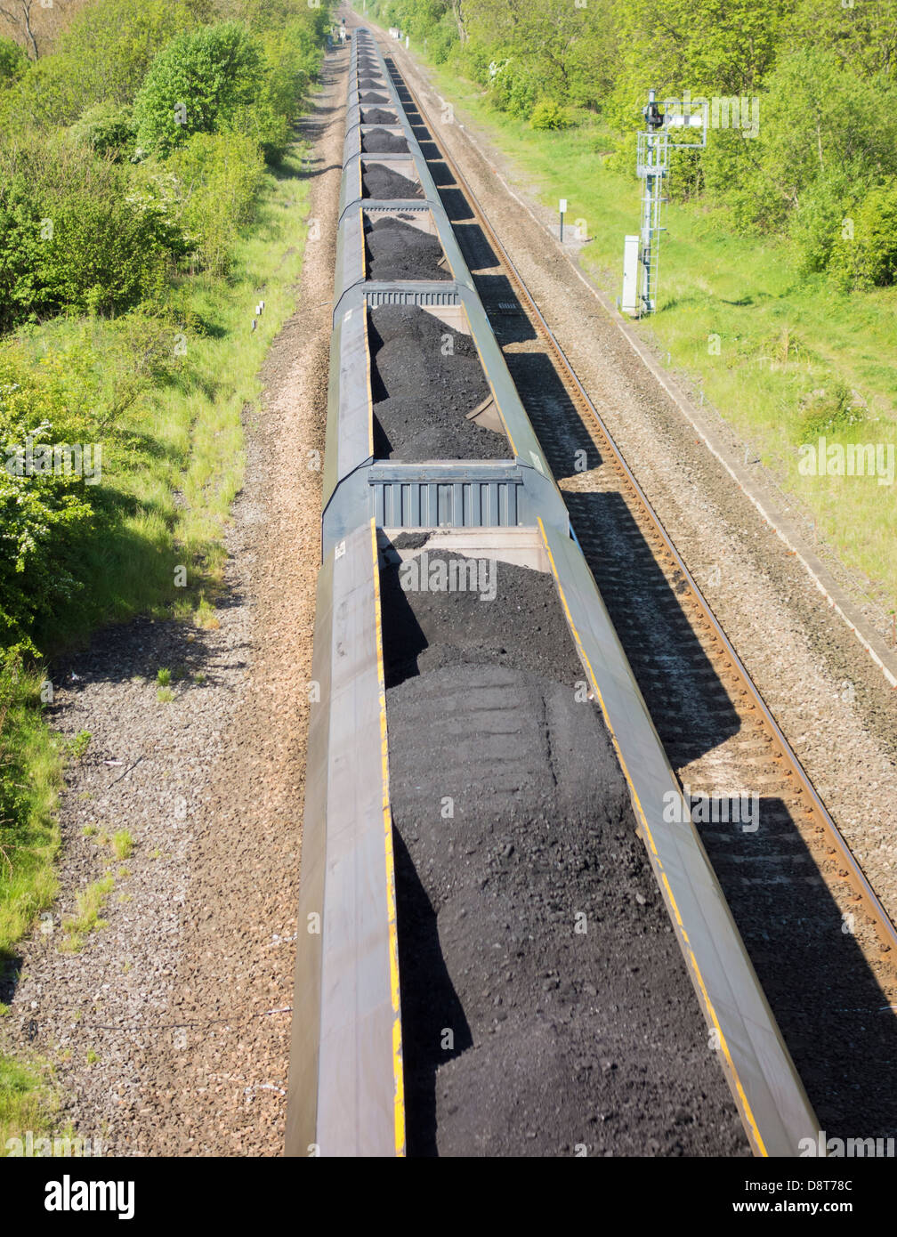 Güterzug an der Ostküstenlinie, der importierte Kohle vom Hafen von Tyne zum kohlekraftwerk des vereinigten königreichs transportiert. VEREINIGTES KÖNIGREICH Stockfoto