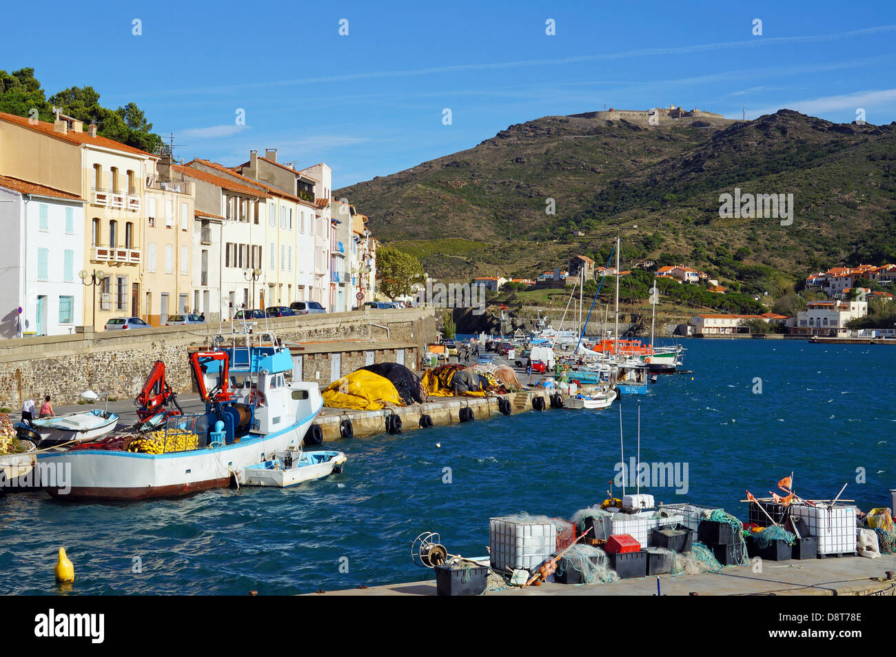 Typischen mediterranen Fischerdorf Port der Port-Vendres mit dem Fort-Bären im Hintergrund, Roussillon, Vermilion Küste, Frankreich Stockfoto