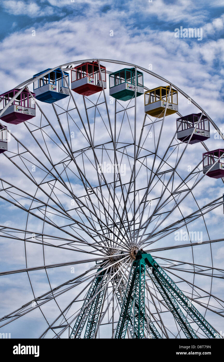 Oben auf einem Riesenrad an einem teilweise bewölkten Himmel Stockfoto