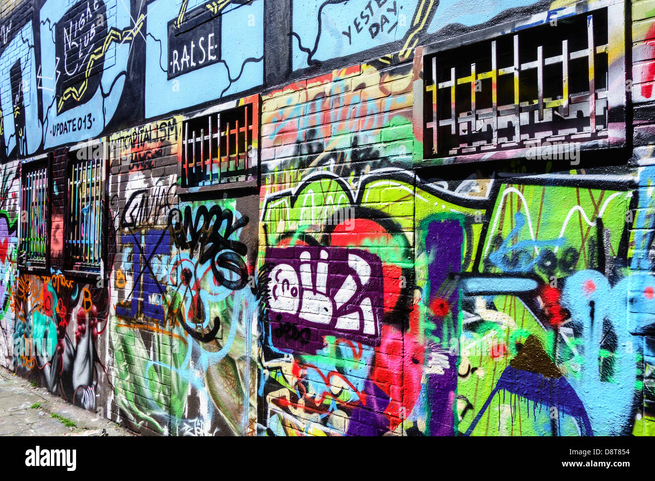 Bunte Graffiti in Gasse an der Wand des Gebäudes in der Stadt Stockfoto