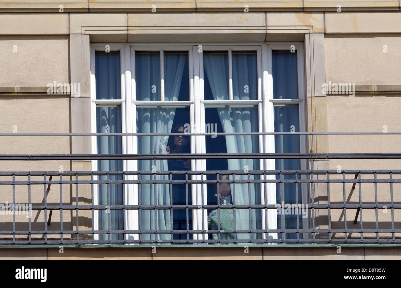 US-amerikanische Schauspielerin Angelina Jolie und ihre Kinder schauen aus dem Fenster in ihrem Zimmer im Hotel Adlon in Berlin, Deutschland, 4. Juni 2013. Foto: BRITTA PEDERSEN (Achtung: die Gesichter der Kinder wurden aus rechtlichen Gründen gepixelten.) Stockfoto