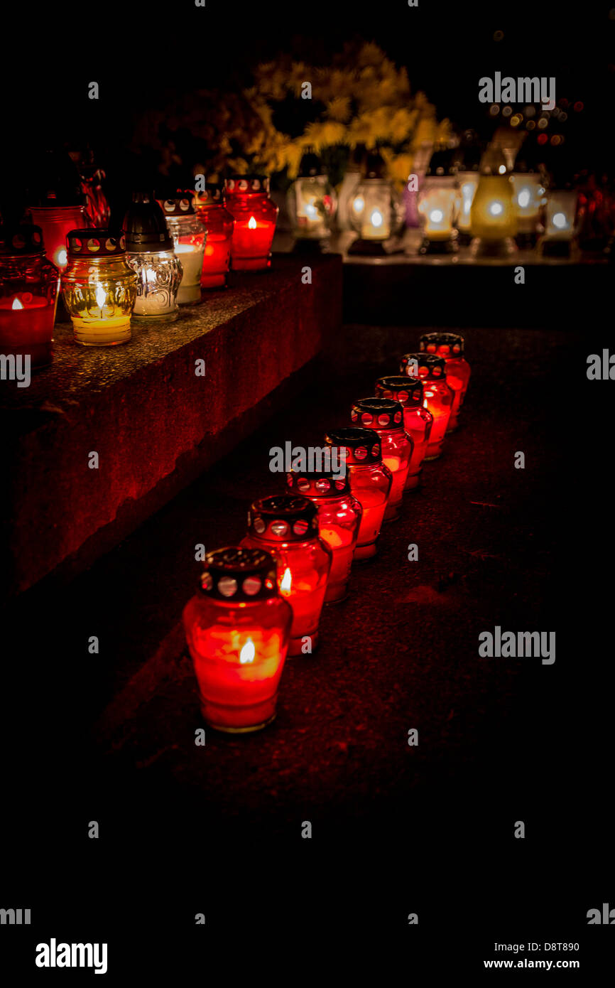 Allerheiligen auf dem Friedhof in Polen - Blumen und Kerzen, die Erinnerung an die verstorbenen Verwandten zu Ehren. Stockfoto