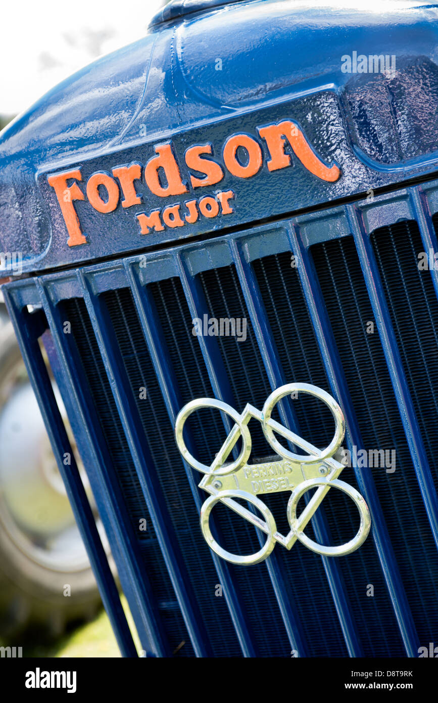 Detail eines Jahrgangs Traktor Fordson Major Grill Stockfoto