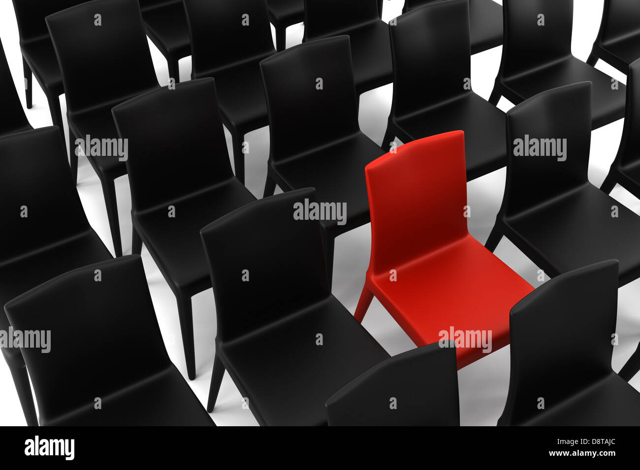 roter Stuhl unter schwarzen Stühlen Stockfoto