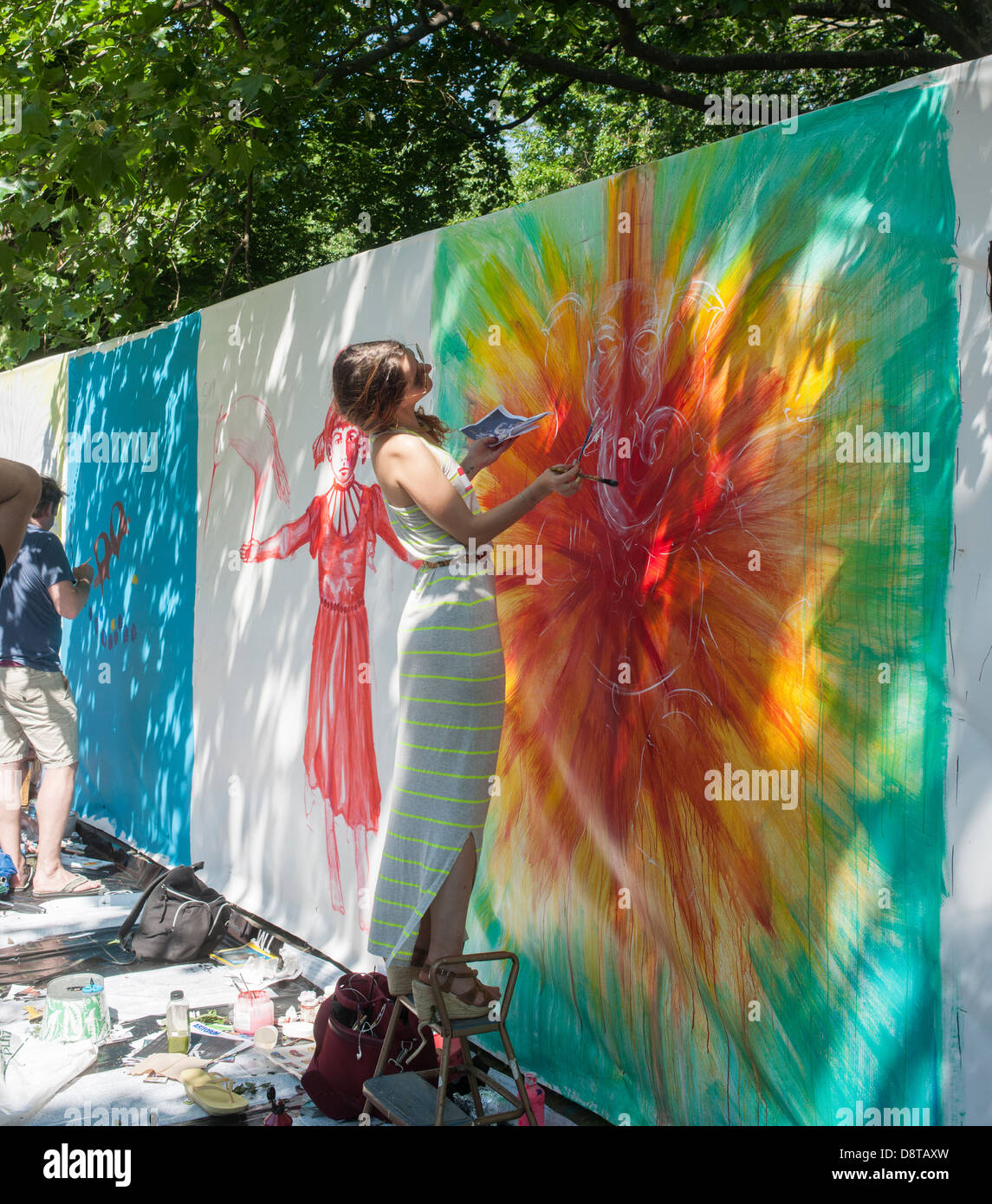 Künstler arbeiten auf ihrer Leinwand an das Heulen! Festival "Kunst im Park" um Tompkins Square Park in New York Stockfoto