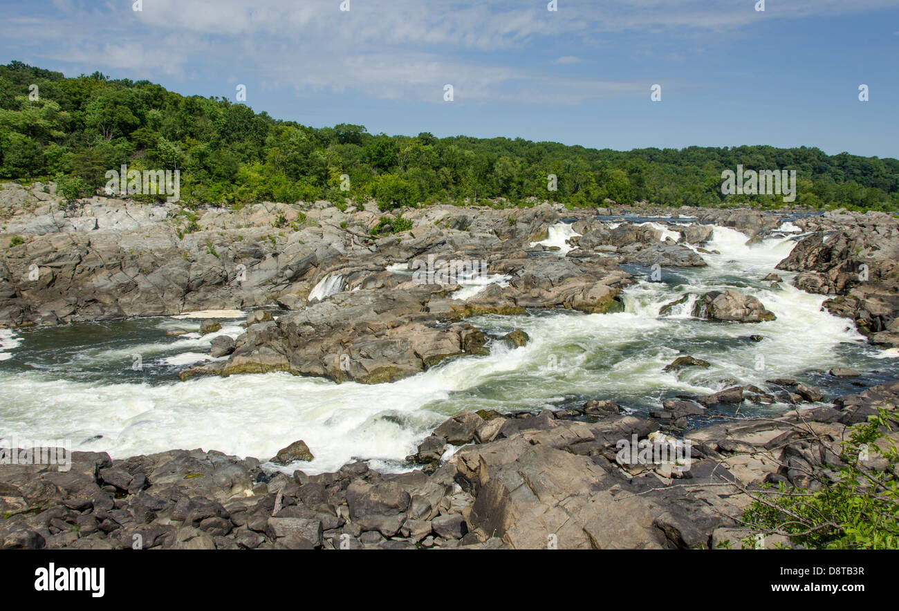 Great Falls Virginia Stromschnellen mit Wildwasser und Felsen Stockfoto