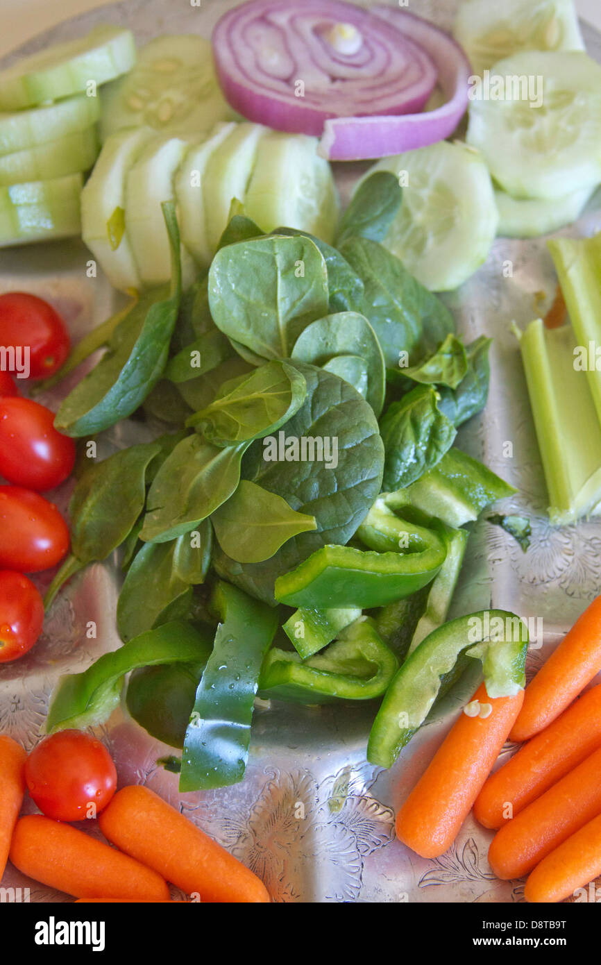 Eine Nahaufnahme von frische, rohe Gemüse zerschnitten und auf einem silbernen Tablett serviert Stockfoto