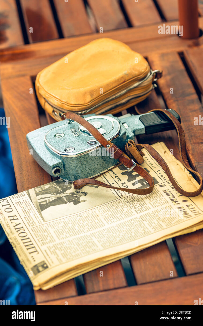 Moskau, Russland - Retro-Festival "Tage der Geschichte" im Eremitage Garten. Alten sowjetischen Filmkamera und Zeitung. 26. Mai 2013 Stockfoto