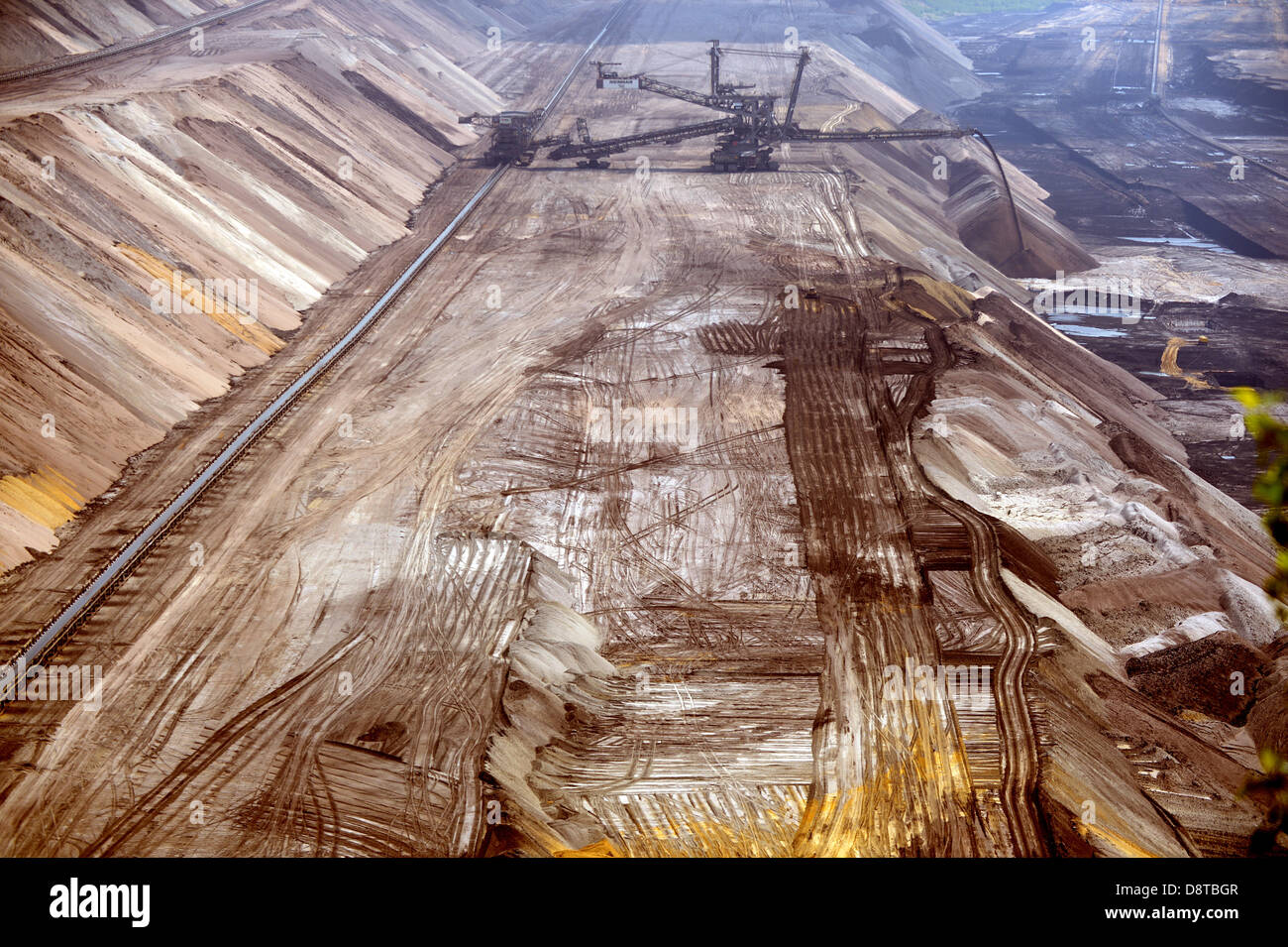 Die Garzweiler Braunkohle-Tagebau in der Nähe von Düsseldorf, Deutschland, 4. Juni 2013. In der Studie über die Enteignung der Garzweiler Mine an das Bundesverfassungsgericht ist wohnhaft und Natur-Schutz-Organisation BUND argumentieren, dass die Mine ihre Grundrechte verletzt. Foto. FEDERICO GAMBARINI Stockfoto