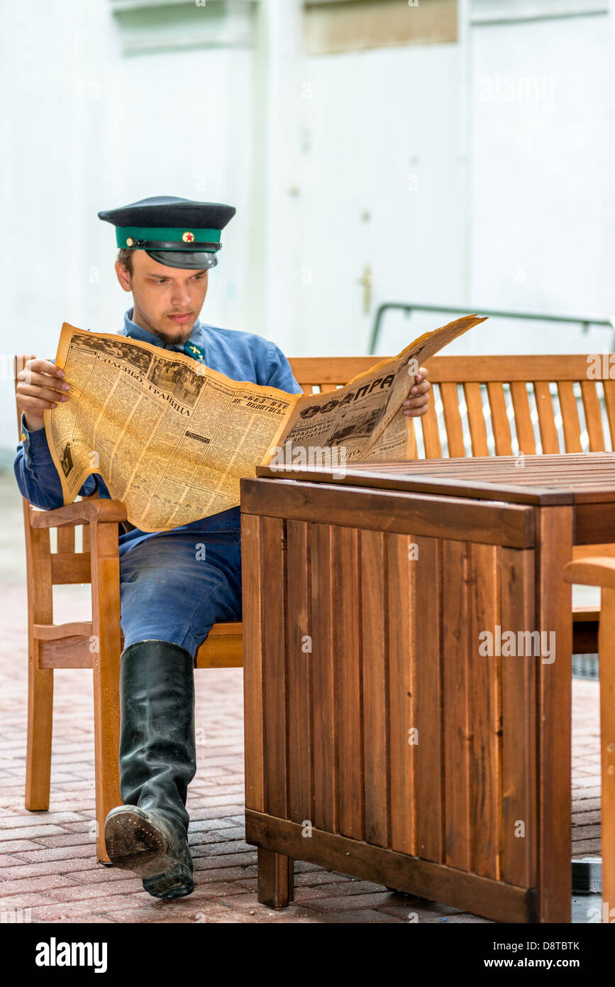 Moskau, Russland - Retro-Festival "Tage der Geschichte" im Eremitage Garten. Mann in Uniform, die sowjetische Zeitung lesen. 26. Mai 2013 Stockfoto