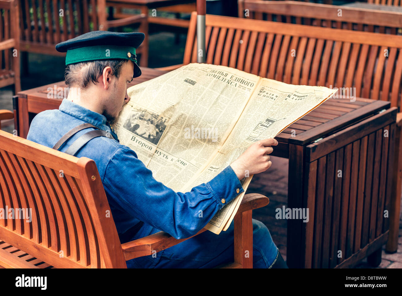Moskau, Russland - Retro-Festival "Tage der Geschichte" im Eremitage Garten. Mann in Uniform, die sowjetische Zeitung lesen. 26. Mai 2013 Stockfoto