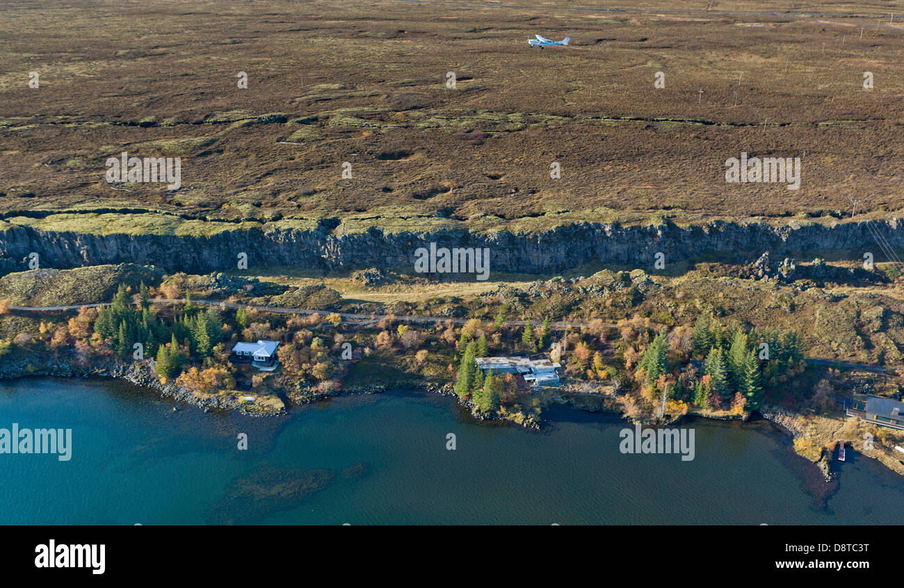 Cessna fliegt über die Mid-Atlantic Ridge, Nationalpark Thingvellir, Island Stockfoto