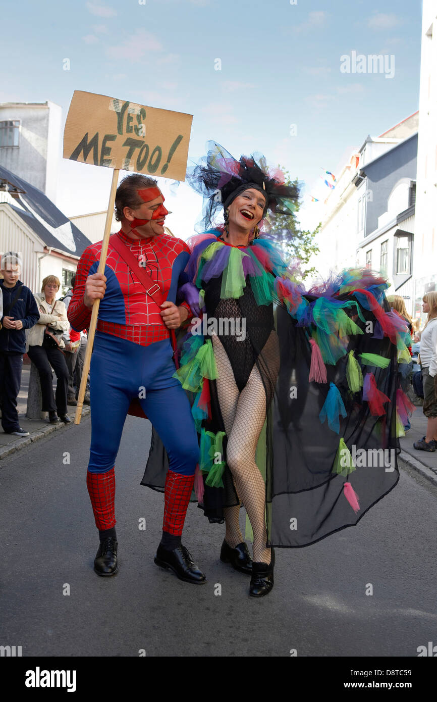 Männer in Kostümen während der Gay Pride, Reykjavik, Island Stockfoto