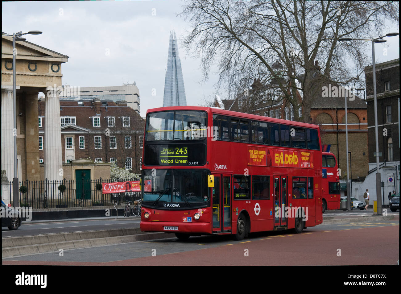 Ein roter Londoner Bus betrieben von Arriva London reist entlang Waterloo Road in der Nähe von Waterloo Station. Im Hintergrund ist die Scherbe Stockfoto