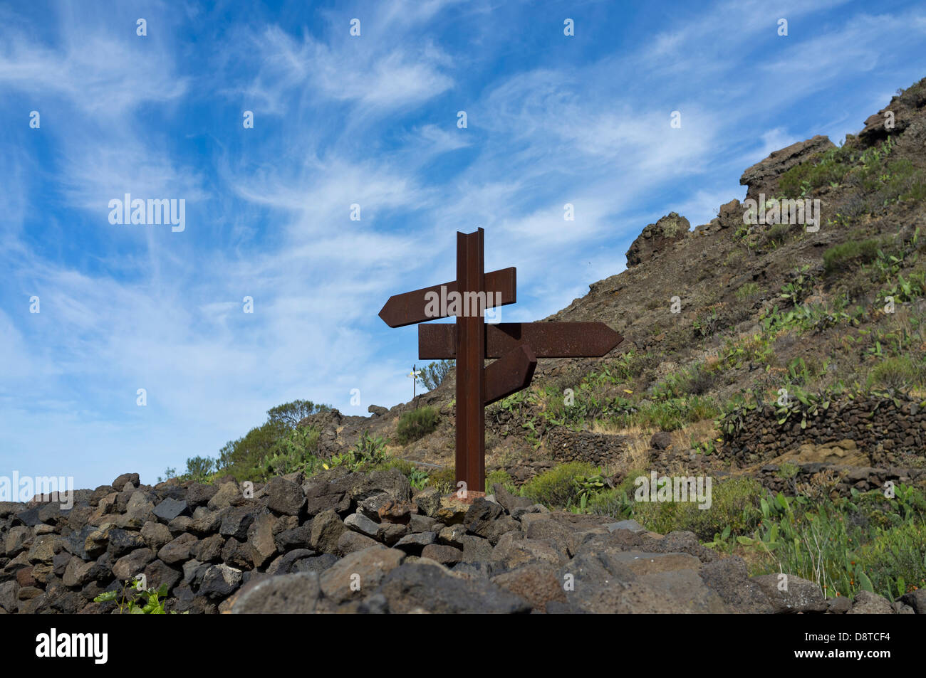 Verrostet Wegweiser auf verschiedenen Pfaden von El Molledo Risco Blanco, Tamaimo und Santiago del Teide, Teneriffa, Stockfoto