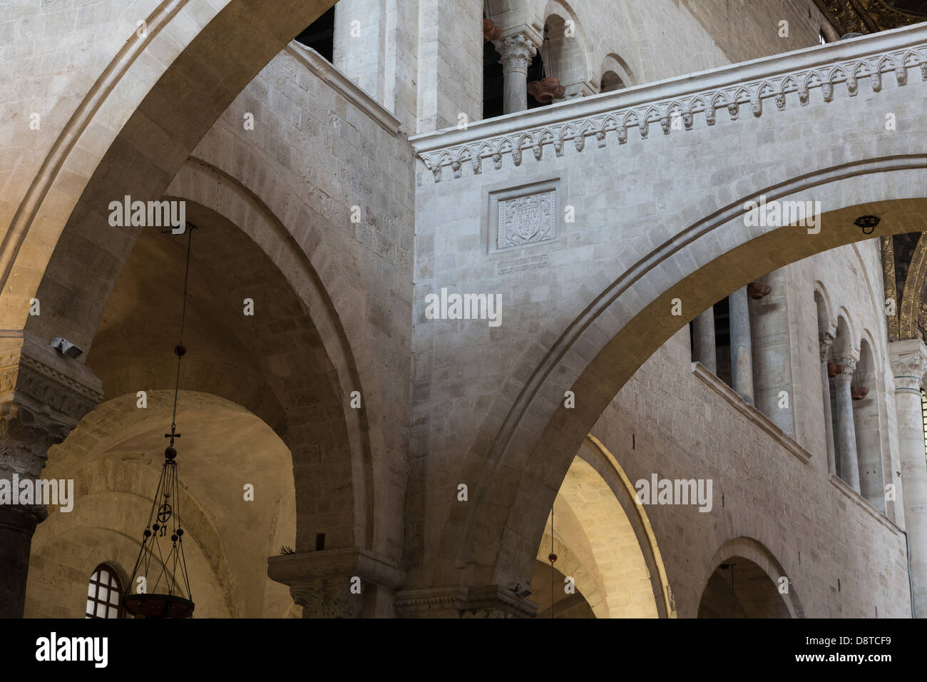 Bögen über Schiff und Triforium, Basilica di San Nicola (Basilika des Heiligen Nikolaus) Kirche, Bari, Apulien, Italien Stockfoto