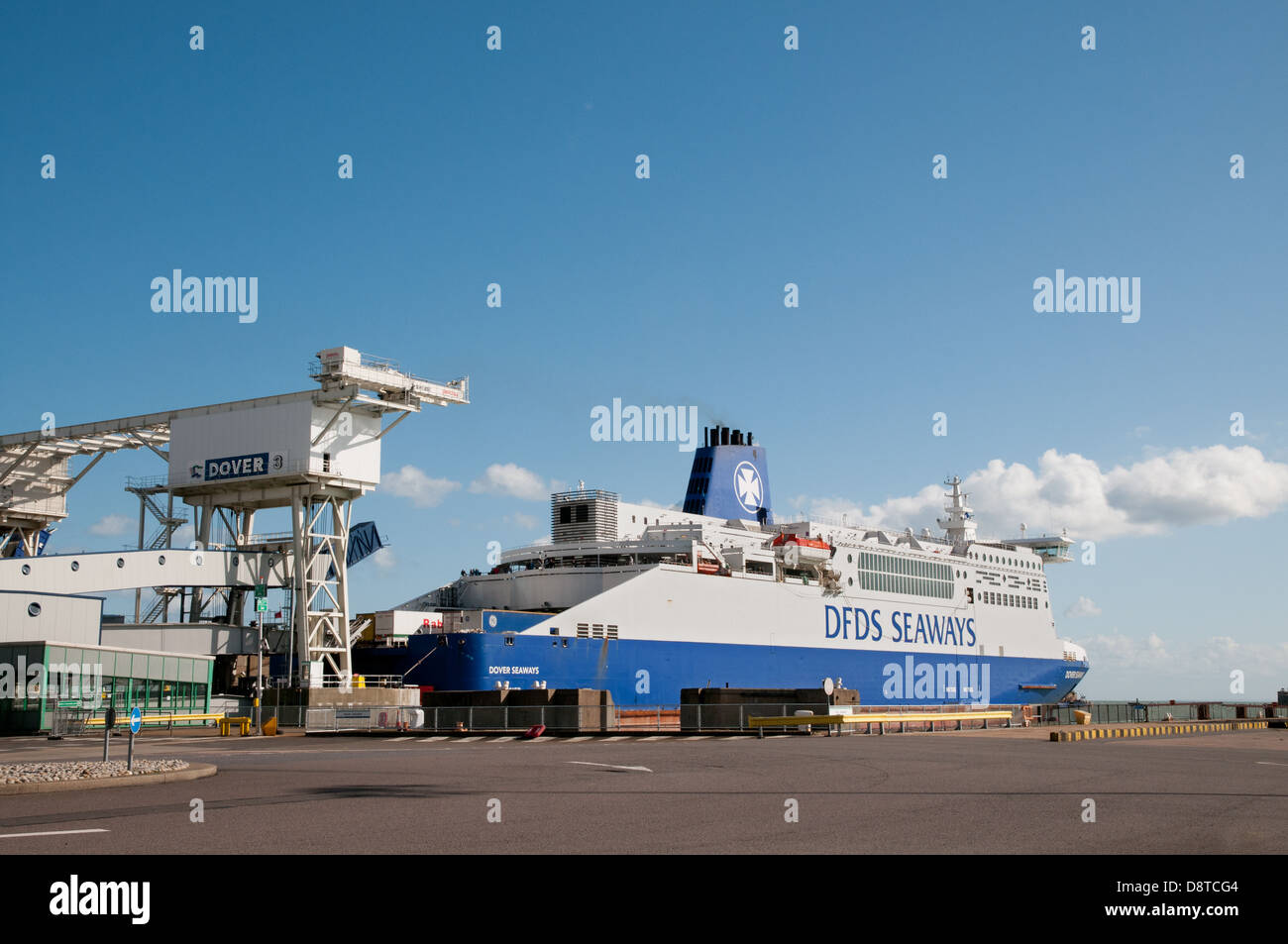 DFDS Seaways Kanal Fähre will abgehen vom östlichen Docks Dover England, den Ärmelkanal zu überqueren Stockfoto