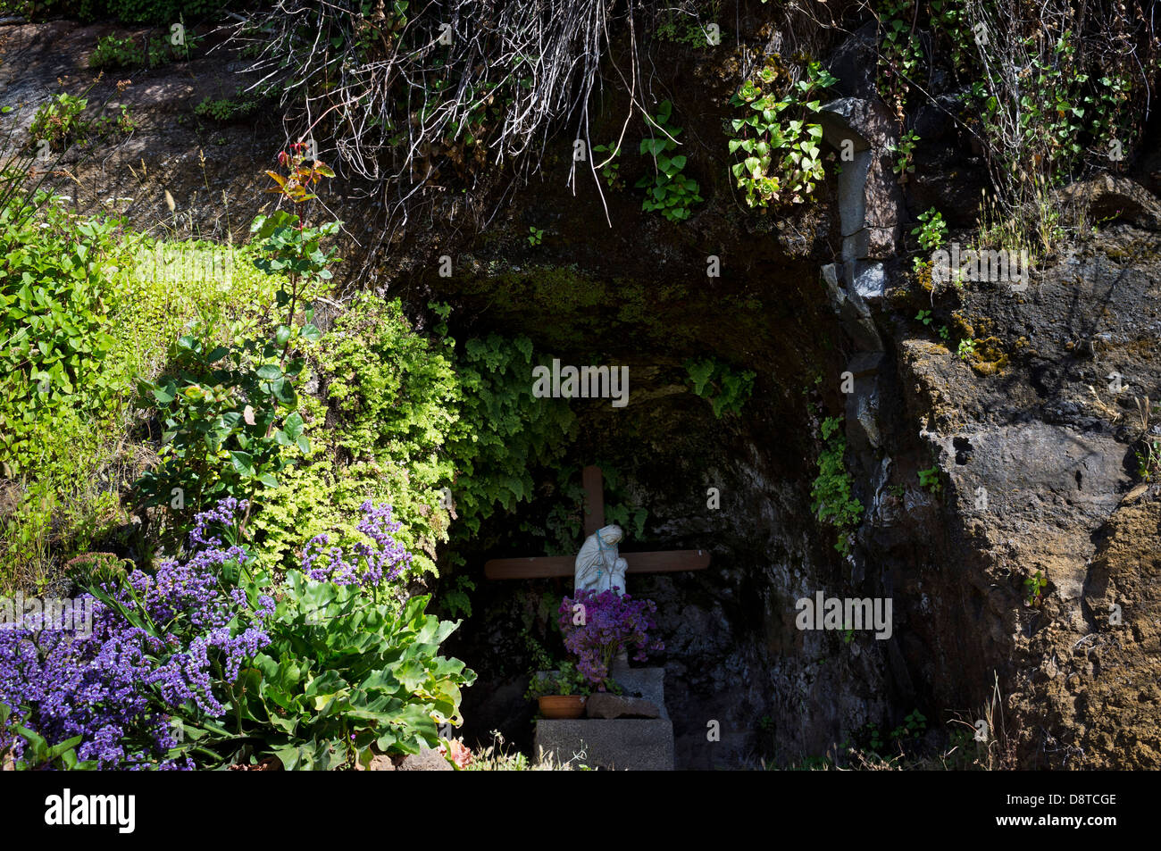 Religiöse Statue in einer Höhle mit einer Süßwasserquelle in der Nähe von El Molledo auf Teneriffa, Kanarische Inseln, Spanien Stockfoto