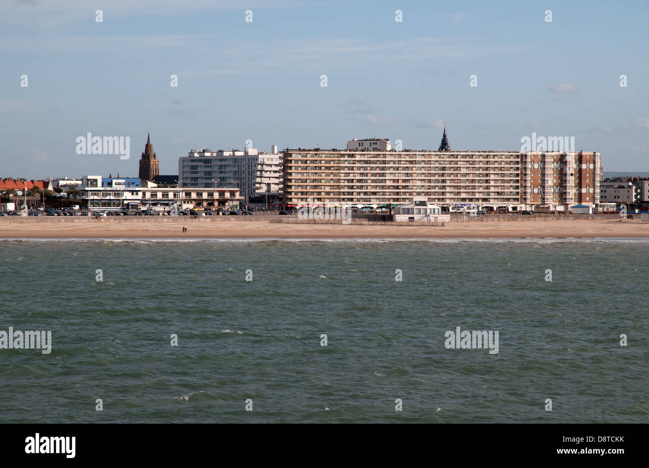 Calais-Strand und Uferpromenade gesehen von einem englischen Kanal-Fähre mit dem Hotel de Ville sichtbar Stockfoto