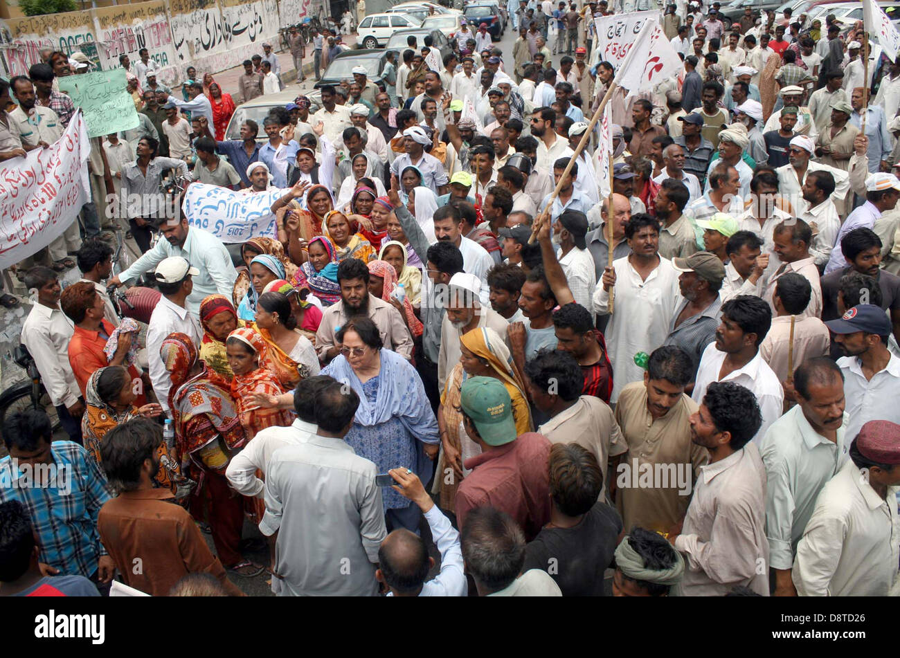 Städtische Arbeiter protestieren gegen Nichtzahlung ihrer Gehälter und Sonderzuwendungen während einer Demonstration in Karachi Presseclub am Dienstag, 4. Juni 2013. Stockfoto