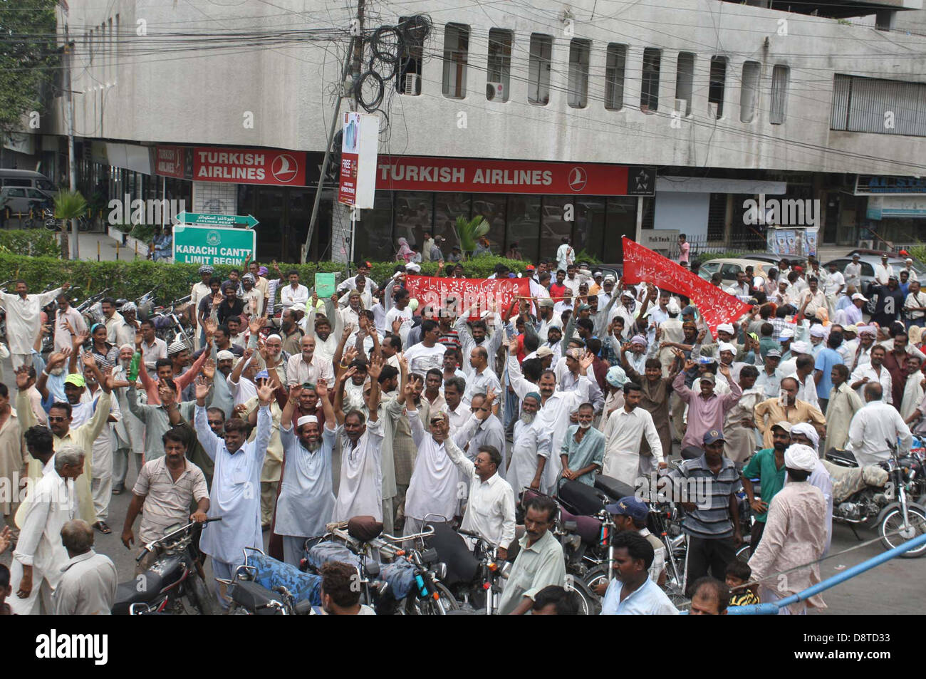Städtische Arbeiter protestieren gegen Nichtzahlung ihrer Gehälter und Sonderzuwendungen während einer Demonstration in Karachi Presseclub am Dienstag, 4. Juni 2013. Stockfoto