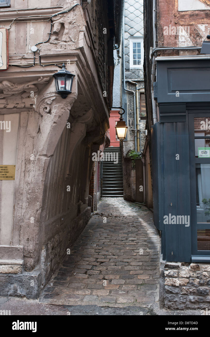 Eine Gasse in Honfleur, Calvados Normandie Stockfoto