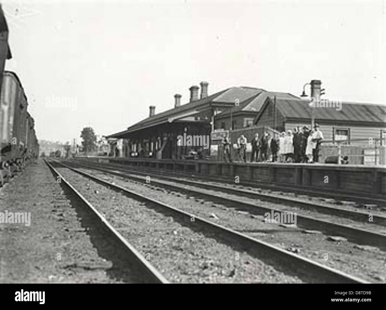 Dieses Schwarzweiß-Archivfoto zeigt eine historische Szene am Bahnhof Singleton in New South Wales und zeigt die Rolle des Verkehrsknotenpunktes für die Entwicklung der Region. Stockfoto
