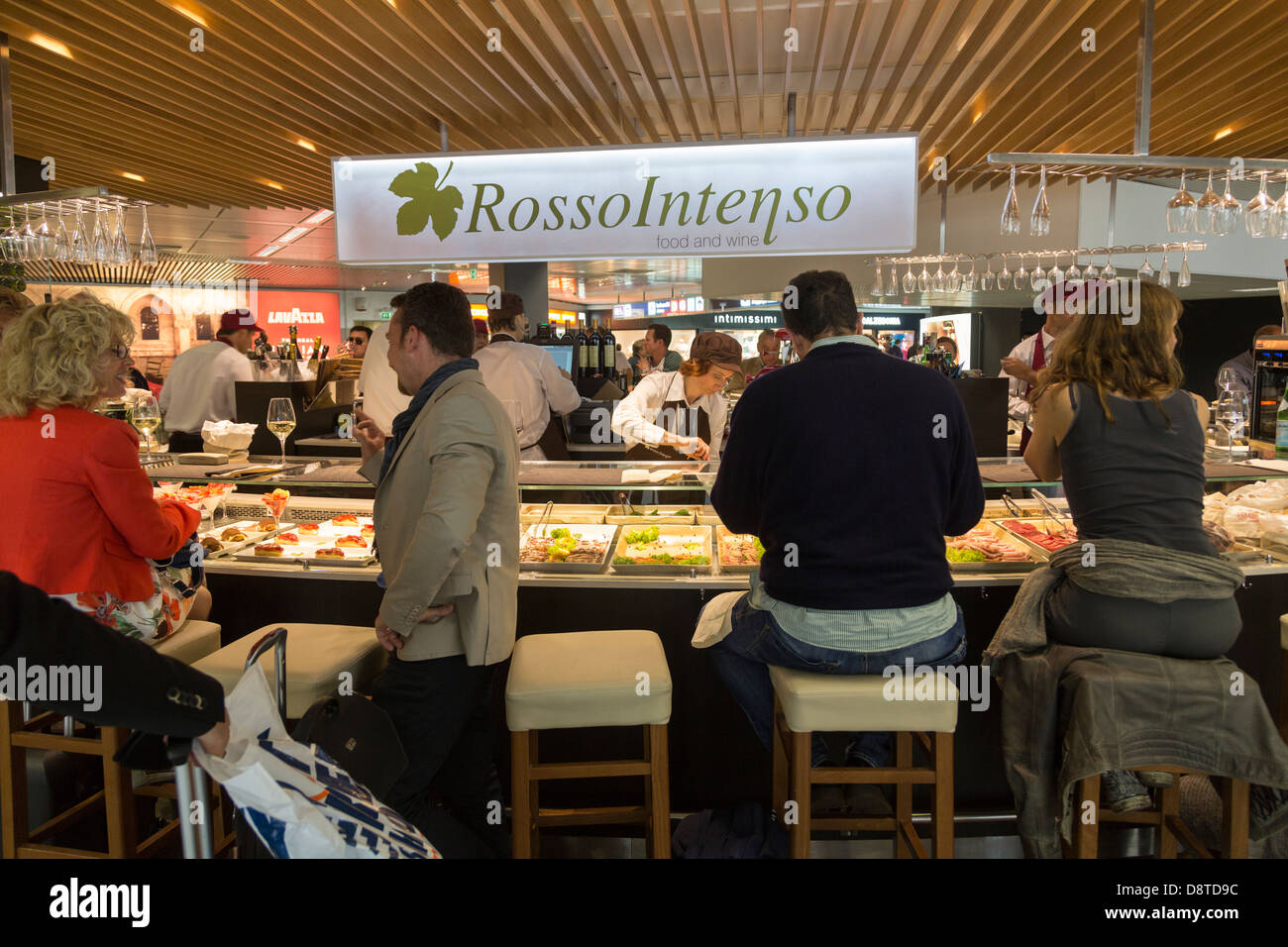 Rosso intensive Café Fiumicino Flughafen, Rom, Italien Stockfoto