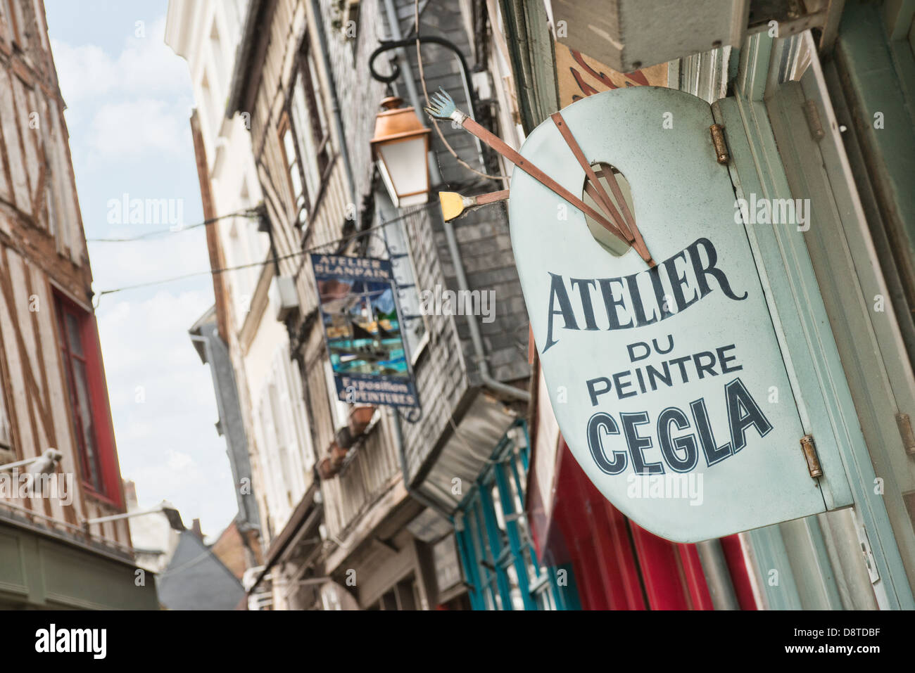 Detail von Geschäften und Gebäuden in Honfleur, Calvados, Normandie Stockfoto