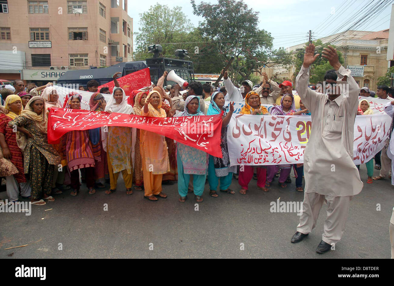 Städtische Arbeiter protestieren gegen Nichtzahlung ihrer Gehälter und Sonderzuwendungen während einer Demonstration in Karachi Presseclub am Dienstag, 4. Juni 2013. Stockfoto