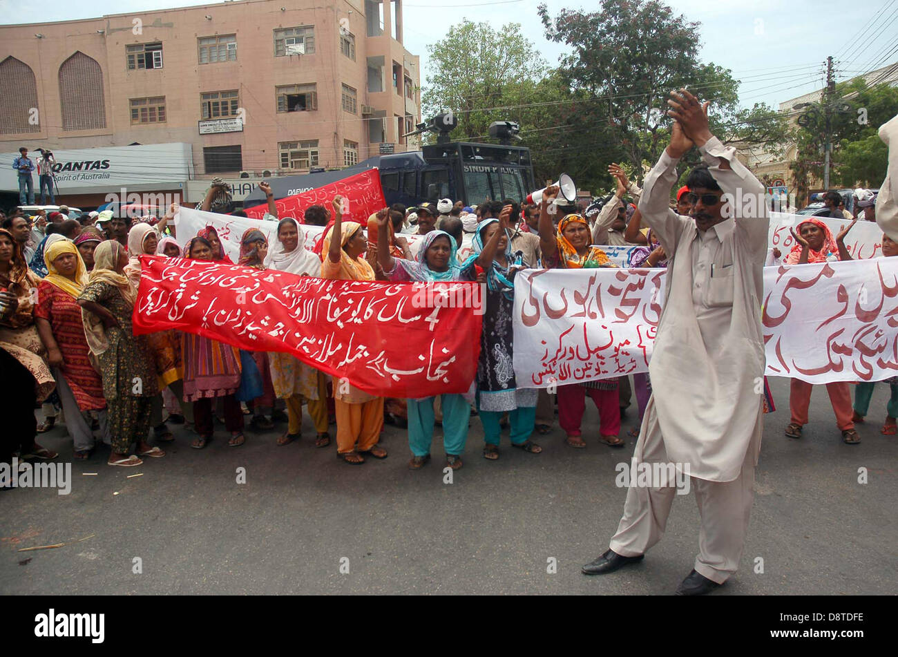 Städtische Arbeiter protestieren gegen Nichtzahlung ihrer Gehälter und Sonderzuwendungen während einer Demonstration in Karachi Presseclub am Dienstag, 4. Juni 2013. Stockfoto