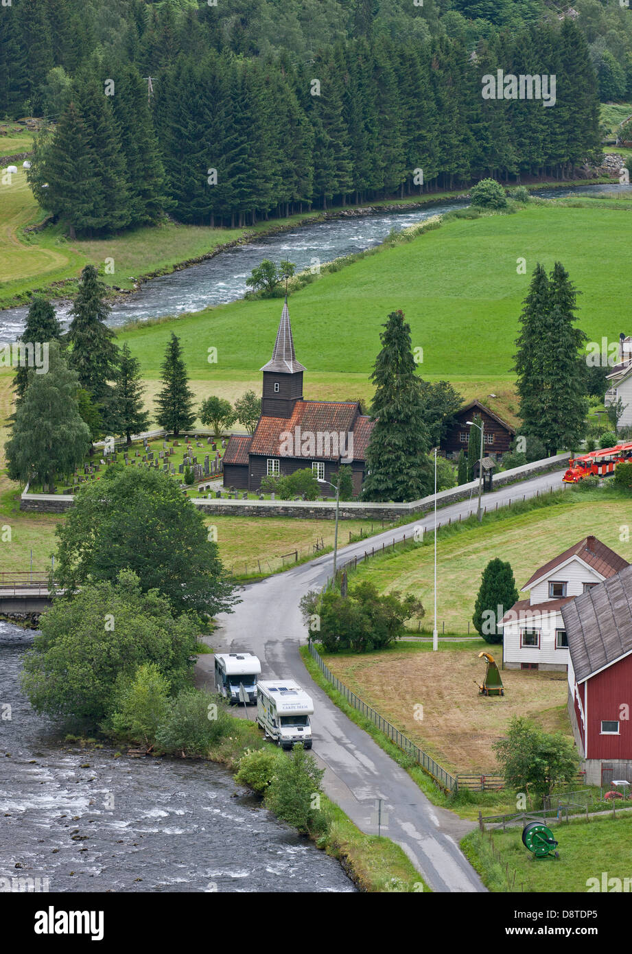 Kleines Dorf, Blick von der Flaam Eisenbahn, Norwegen. Stockfoto