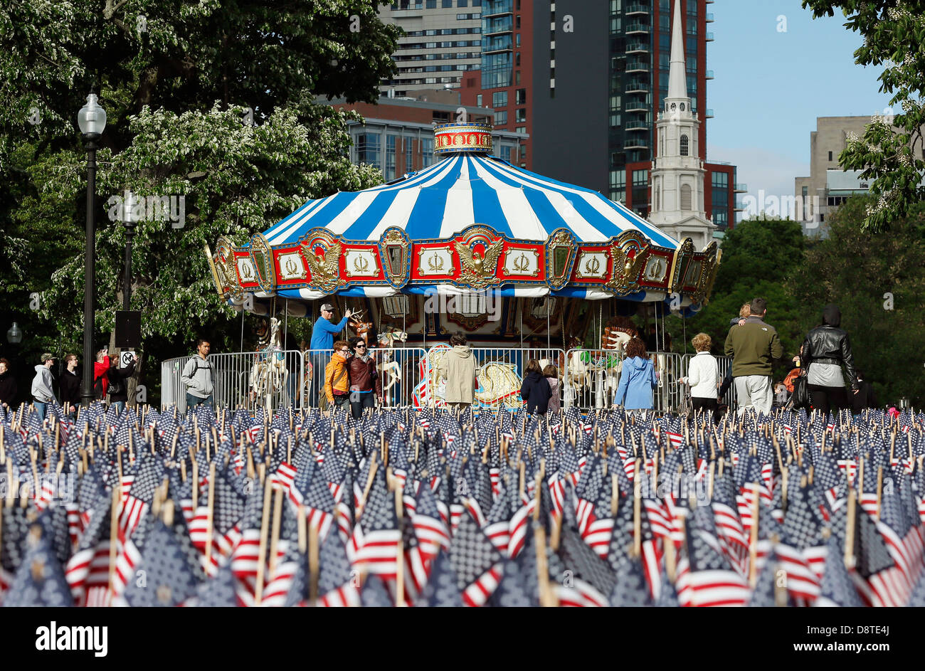 Karussell auf Boston Common, Boston, Massachusetts, mit einem Meer von Fahnen für Memorial Day Stockfoto