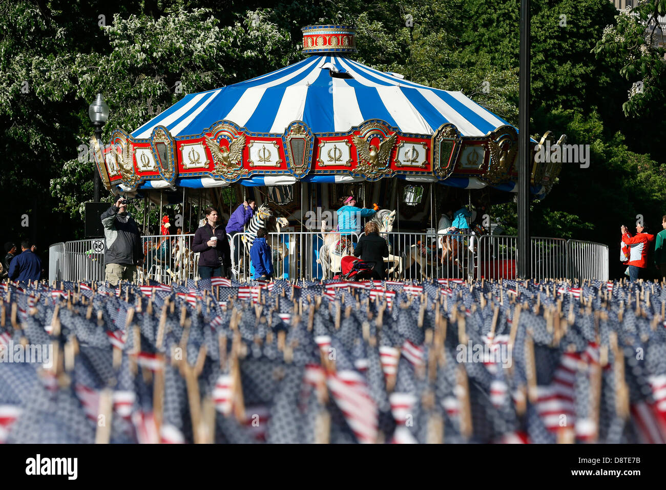 Karussell auf Boston Common, Boston, Massachusetts, mit einem Meer von Fahnen für Memorial Day Stockfoto