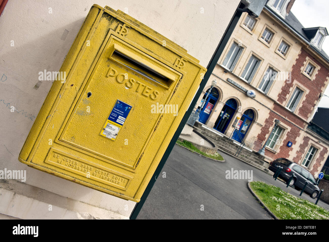 Ein typisch französischer Briefkasten an der Wand außerhalb ein Postamt in Honfleur, Normandie, Frankreich Stockfoto