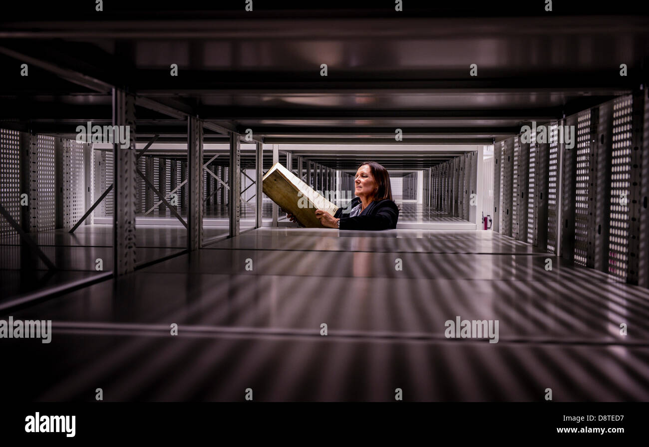 Brighton, UK. 4. Juni 2013. Gebäude nähert sich Fertigstellung in der neuen historischen Ressource namens The Keep in Brighton. Das große Partnerschaftsprojekt liegt zwischen East Sussex County Council, Brighton & Hove City Council und der University of Sussex. Wendy Walker, Programm-Manager für The Keep, Vorbereitung auf das Archiv zu erhalten, in dem mobilen Abstich des Burgfrieds Repository Block. Bildnachweis: Jim Holden/Alamy Live-Nachrichten Stockfoto