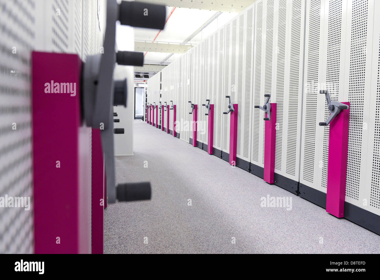 Brighton, UK. 4. Juni 2013. Gebäude nähert sich Fertigstellung und dem neuen historischen Resource Centre genannt The Keep in Brighton. Das große Partnerschaftsprojekt liegt zwischen East Sussex County Council, Brighton & Hove City Council und der University of Sussex. Abgebildet ist die mobile Regale von The Keep Repository Block. Wenn Ende zu Ende setzen sie zehn Meilen reichen würde. Bildnachweis: Jim Holden/Alamy Live-Nachrichten Stockfoto