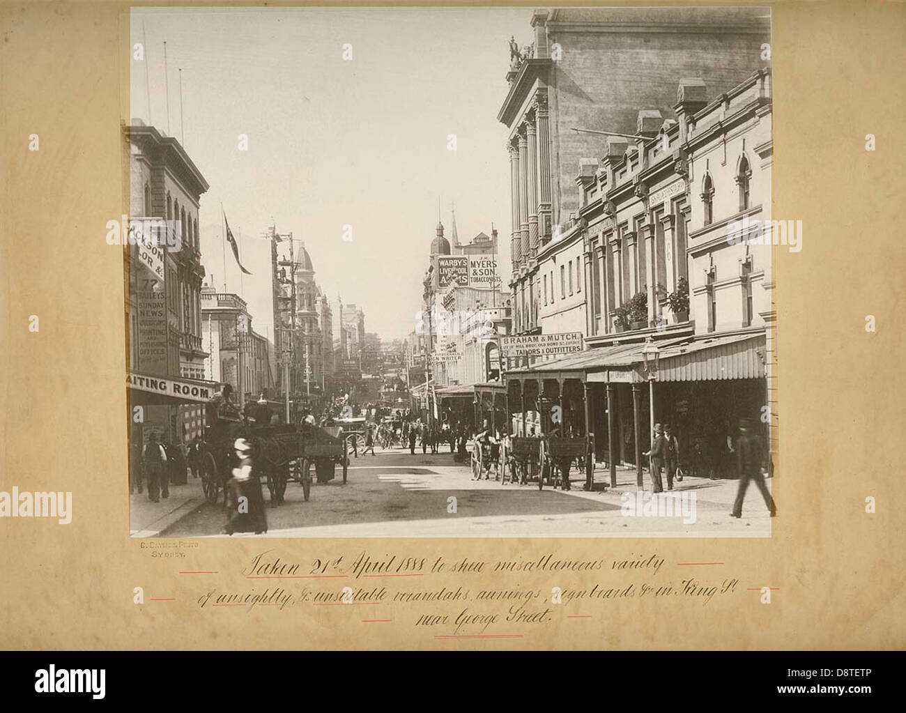 Dieses Schwarzweiß-Foto aus dem Jahr 1888 zeigt die King Street in Sydney, Australien, und erfasst die historische Straßenlandschaft mit Pferdekutschen, Fußgängern und historischer Architektur. Das Bild bietet eine Momentaufnahme des täglichen Lebens in Sydney Ende des 19. Jahrhunderts. Stockfoto