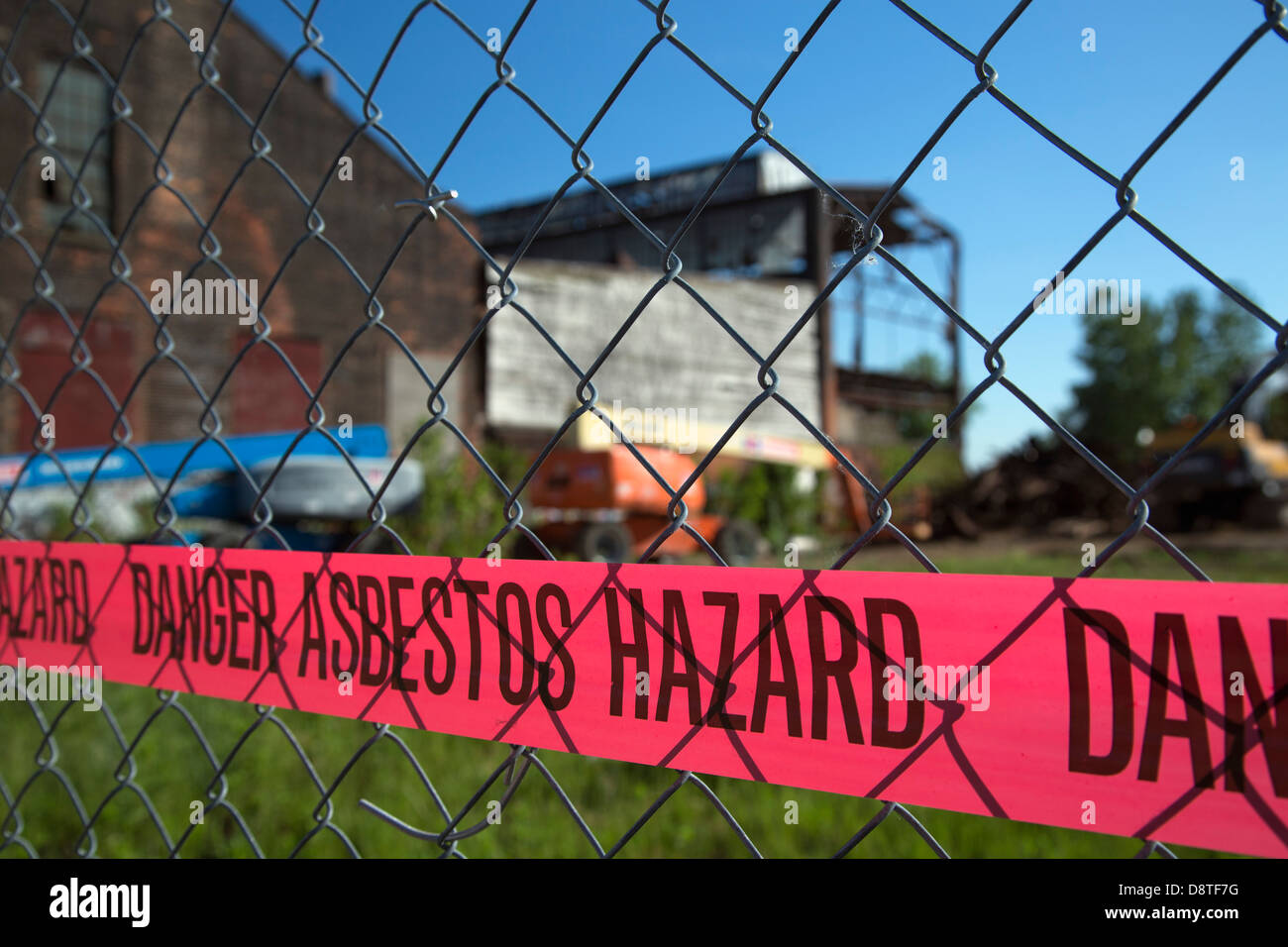 Asbest-Gefahr in alter Fabrik Stockfoto