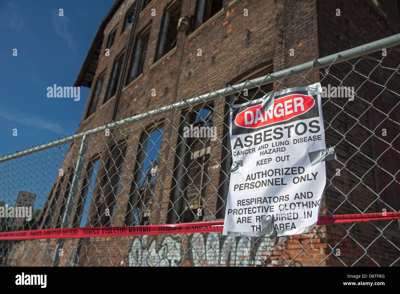 Asbest-Gefahr in alter Fabrik Stockfoto