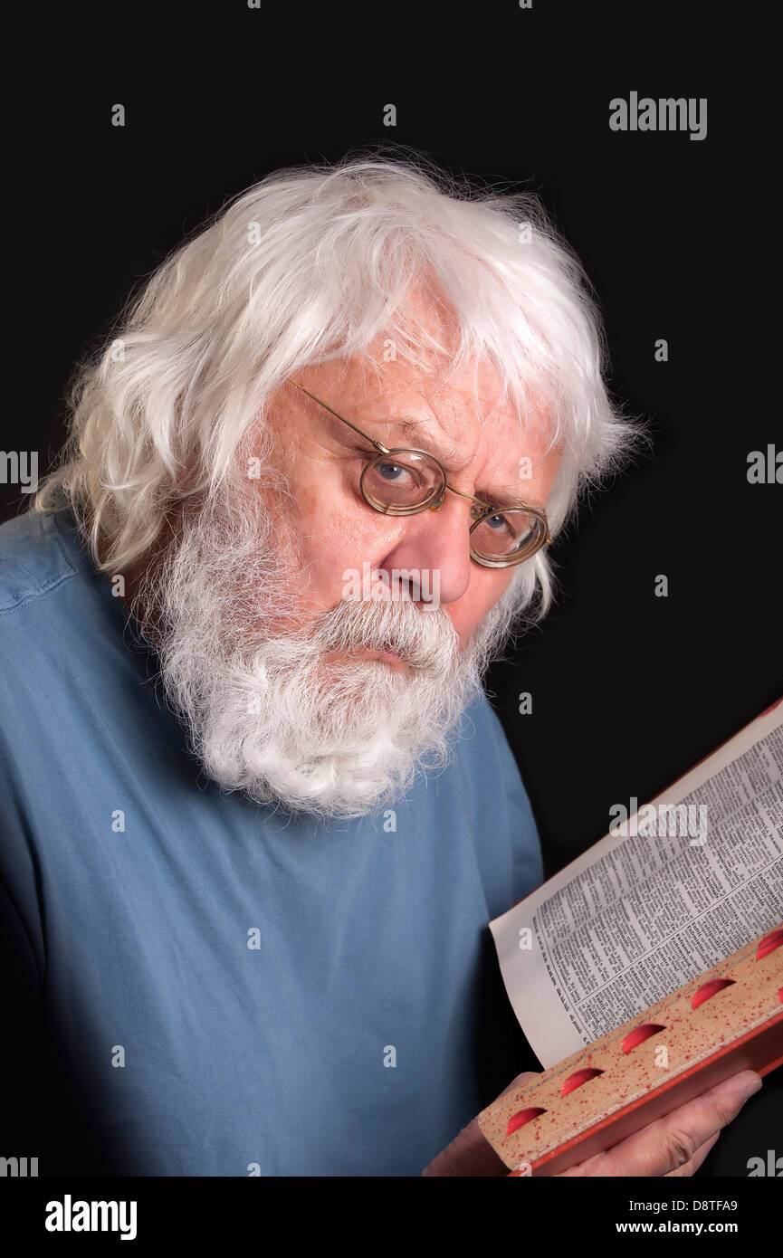 Alte Mann liest ein Buch, Wissenschaftler und Lehrer mit Bart und Brille Stockfoto